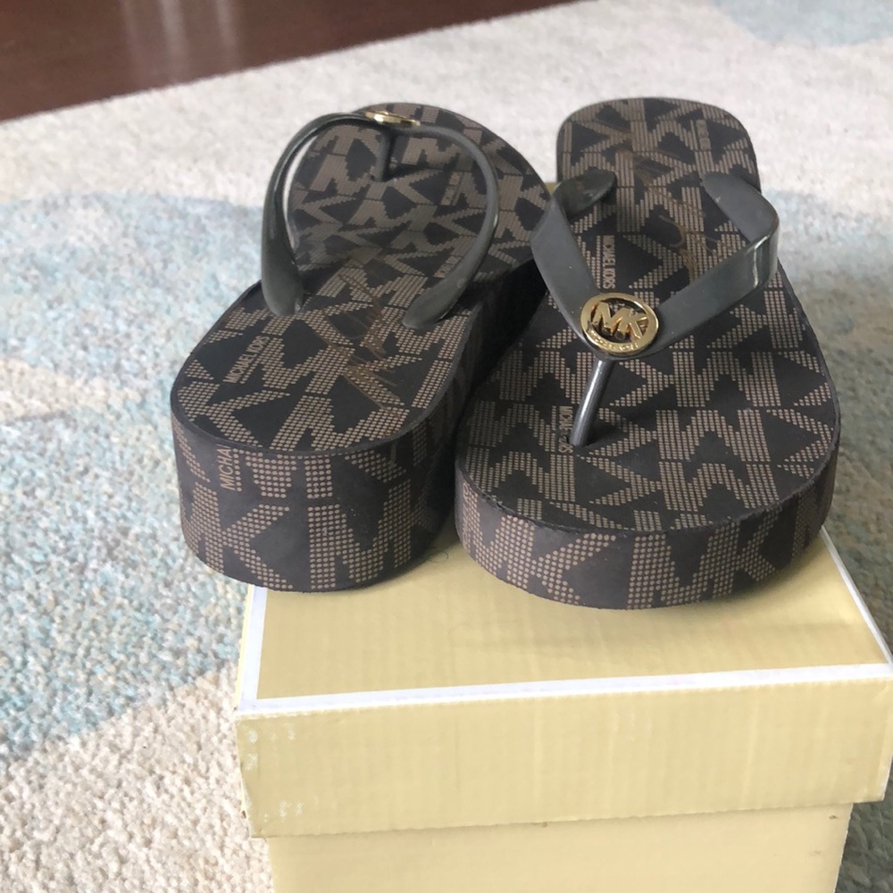 Michael Michael Kors Bedford Flip Flop in Brown
